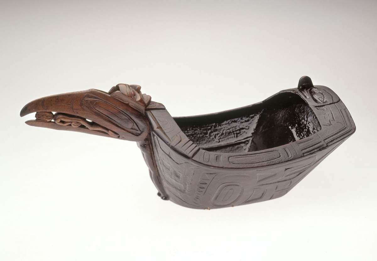 Λεκάνη, 1800-1850. Αγνώστου καλλιτέχνη. Σκλήθρα. Απεικονίζεται κεφάλι κόρακα με έναν άνθρωπο γραπωμένο στο ράμφος του και έναν με τεντωμένα χέρια γραπωμένο στη μπροστινή πλευρά του σκεύους. (ACC1172, McCord).