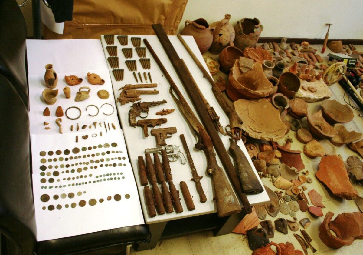 Μέρος από τις αρχαιότητες που είχε στην κατοχή του ένας 69χρονος στην Καβάλα (φωτ. Ελληνική Αστυνομία).