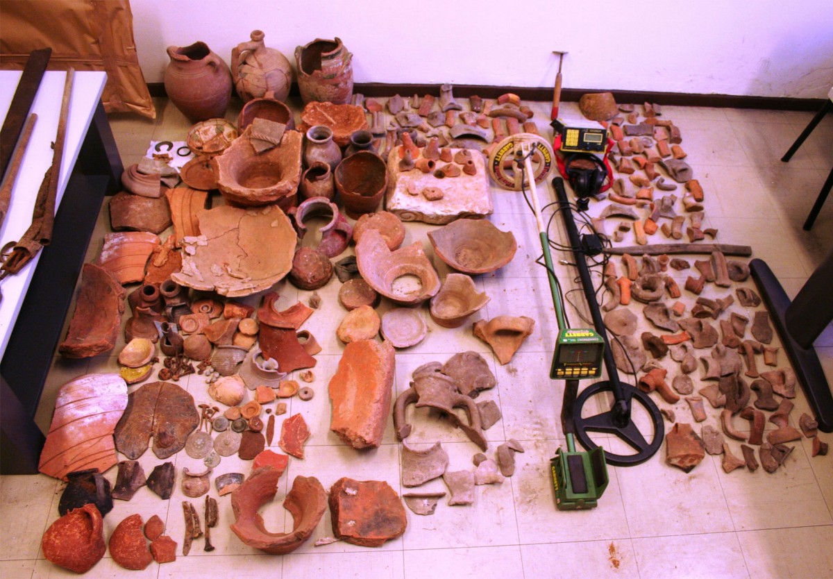 Μέρος από τις αρχαιότητες που είχε στην κατοχή του ένας 69χρονος στην Καβάλα (φωτ. Ελληνική Αστυνομία).