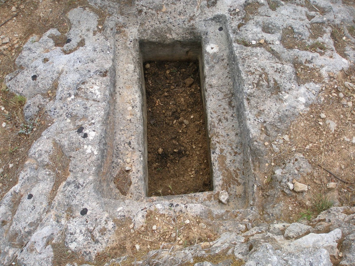 Εικ. 5. Τάφος IV. Ο λάκκος έχει διαστάσεις 1,08x0,44μ. και βάθος 1,02 μ. Βρέθηκε ακάλυπτος και συλημένος, με λίγα οστά και κάποια όστρακα στο εσωτερικό του.