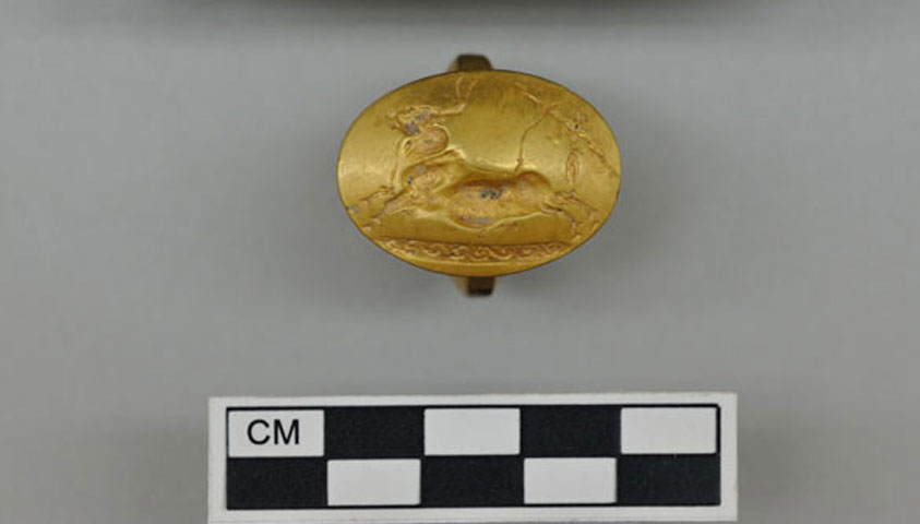 Χρυσό σφραγιστικό δακτυλίδι από τάφο που βρέθηκε πλησίον του μυκηναϊκού ανακτόρου του Νέστορος, στον Άνω Εγκλιανό (φωτ. ΥΠΠΟΑ).