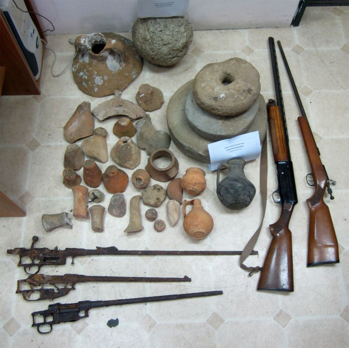 Μέρος των αρχαίων αντικειμένων που εντοπίστηκαν και κατασχέθηκαν σε χωριό της Ροδόπης (φωτ. Ελληνική Αστυνομία).
