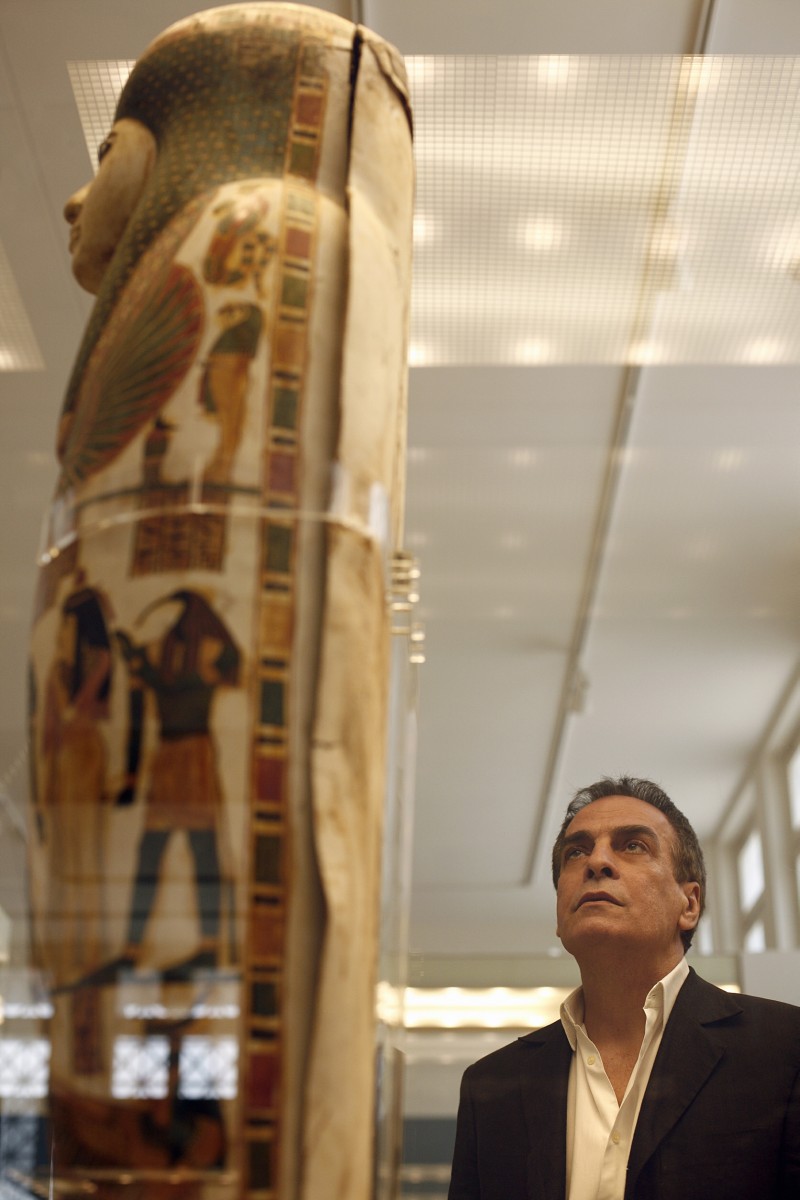 Ο Νίκος Καλτσάς στην Αιγυπτιακή Συλλογή του Εθνικού Αρχαιολογικού Μουσείου.