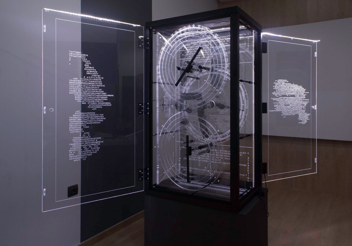 Το μοντέλο είναι σε κλίμακα 4:1 (70x80x140 εκ.), είναι δηλαδή 4 φορές μεγαλύτερο από τις διαστάσεις του πρωτότυπου Μηχανισμού και ζυγίζει περίπου 80 κιλά.