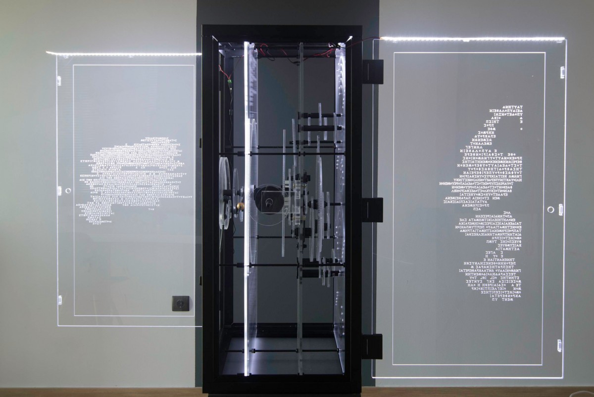 Το μοντέλο του Μηχανισμού των Αντικυθήρων είναι κατασκευασμένο από διαφανές υλικό και φωτίζεται εσωτερικά.