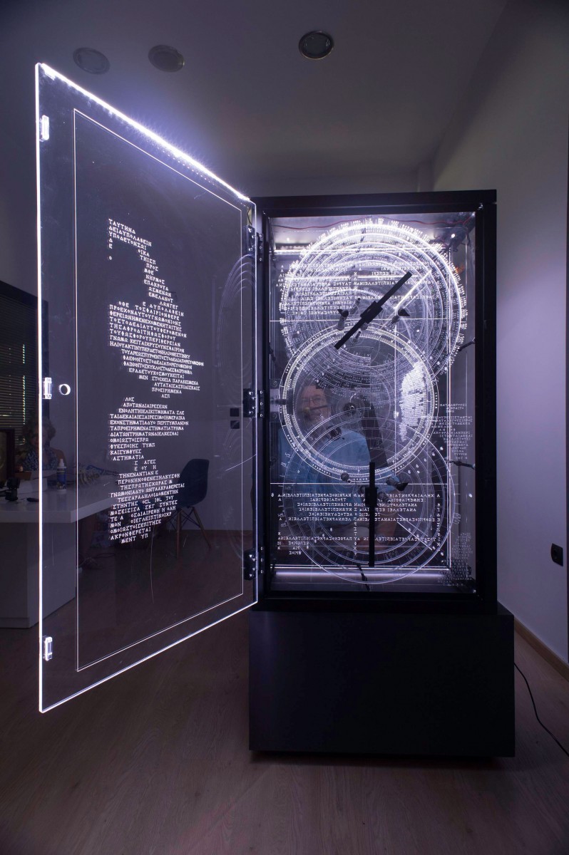 Όλα τα εξαρτήματα του Μηχανισμού, γρανάζια, άξονες, δείκτες, κλίμακες ενδείξεων και γράμματα, είναι ορατά.