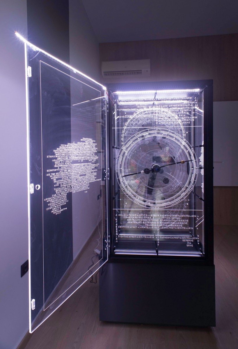 Έχει χαραγμένα περίπου 3.000 γράμματα, 500 περίπου περισσότερα σε σχέση με τα προηγούμενα μοντέλα. Περιέχει, επίσης, 39 γρανάζια, 19 άξονες, 7 δείκτες και 7 κλίμακες ενδείξεων.