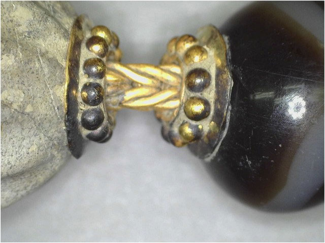 Λεπτομέρεια της χρυσής αλυσίδας που βρέθηκε στον τάφο της Πύλου (φωτ. ΥΠΠΟΑ).