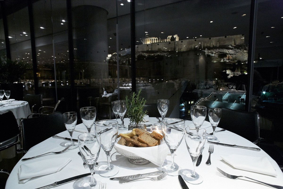 Παρασκευή βράδυ στο εστιατόριο του Μουσείου Ακρόπολης. Φωτ.: Γιώργος Βιτσαρόπουλος.