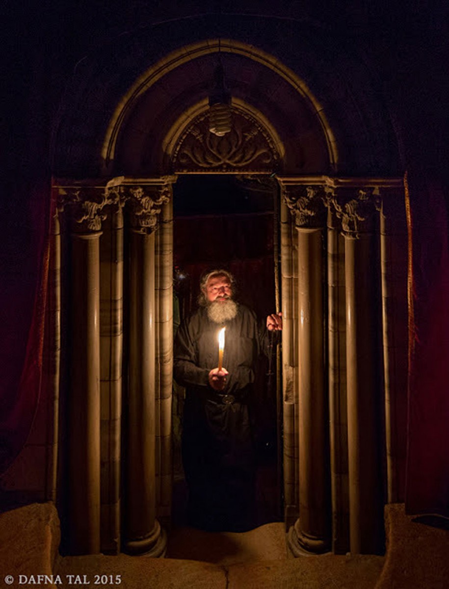 Ο Μοναχός Ακάκιος στην είσοδο του Σπηλαίου της Γεννήσεως, Ιερός Ναός της Γεννήσεως, Βηθλεέμ. 2015.