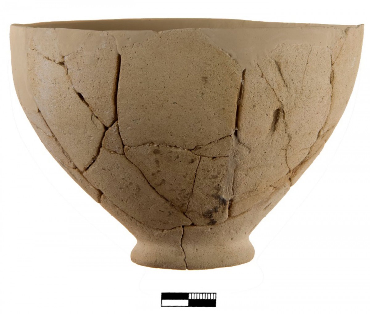 Ηραίον VΙ. Φιάλη της Μεσοκυκλαδικής περιόδου (φωτογραφία Χρ. Παπανικολόπουλου).