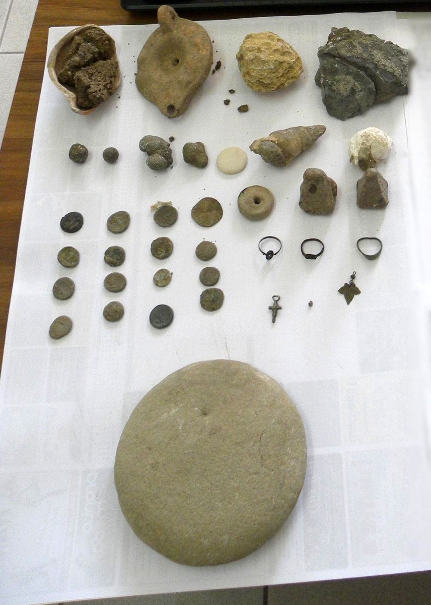 Αρχαιότητες που βρέθηκαν μετά από έρευνα στην ευρύτερη περιοχή των Τρικάλων (φωτ. Ελληνική Αστυνομία).