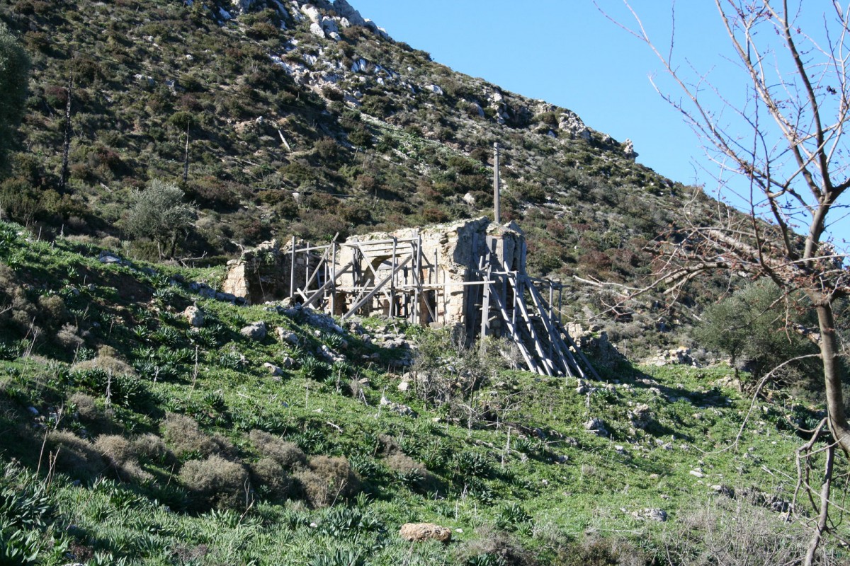 Ο βυζαντινός ναός Αγίου Νικολάου Μεγαλομάτη στο Σκοπό Ζακύνθου (πριν την έναρξη των εργασιών). Φωτ.: Αρχείο Εφορείας Αρχαιοτήτων Ζακύνθου.