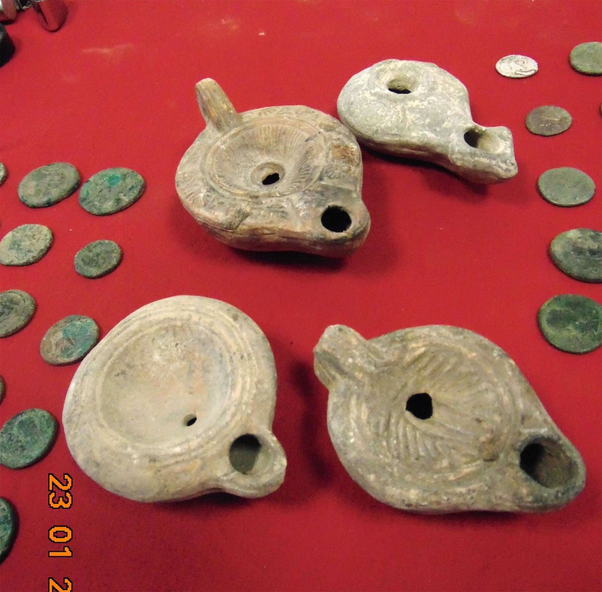Μέρος των αρχαιοτήτων που βρέθηκαν σε σπίτι σε περιοχή του Δήμου Λαγκαδά (φωτ. Ελληνική Αστυνομία).