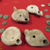 Νομίσματα και λυχνάρια στα χέρια αρχαιοκάπηλων