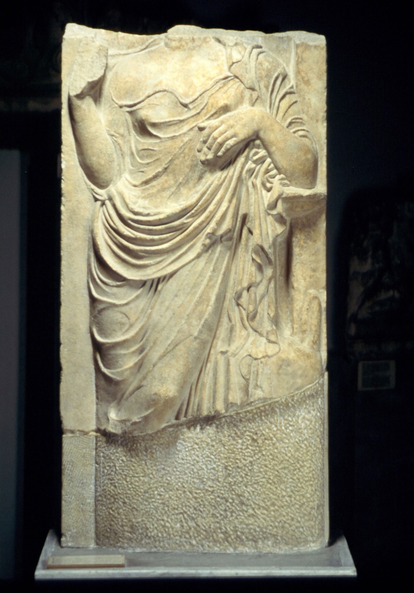 Στήλη γυναίκας από τη Συλλογή Έργων Γλυπτικής του Εθνικού Αρχαιολογικού Μουσείου (Γ 3891). Φωτογραφία: Φωτογραφικό Αρχείο του Εθνικού Αρχαιολογικού Μουσείου / Κώστας Ξενικάκης.