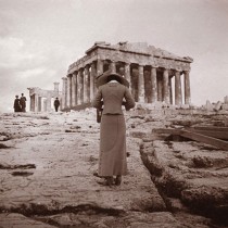 Άνθρωποι στα υπέροχα ερείπια των Αθηνών