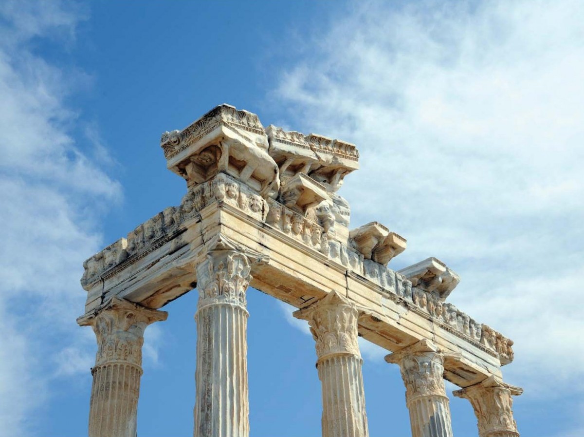 Αναστηλωμένοι κίονες στον ναό του Απόλλωνα στη Σίδη (Παμφυλία). Φωτογραφία από το Ψηφιακό Αρχείο Ελληνικού Πολιτισμού του Θεόδωρου Κορρέ (ΑΠΘ).