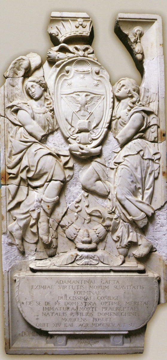 Ανάγλυφη επιτάφια πλάκα της Αδαμαντίνας Γαήτα Δομενεγίνη, 1795. ΒΖΜ, αρ. 948 (φωτ. Εφορεία Αρχαιοτήτων Ζακύνθου).