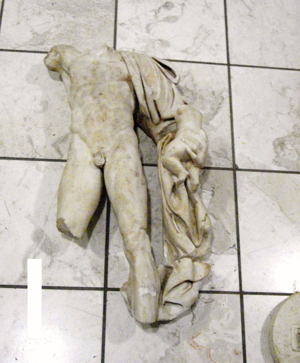 Κορμός μαρμάρινου ανδρικού αγάλματος με τμήμα ενδύματος, σωζόμενος έως το μέσο περίπου των κάτω άκρων (φωτ. Ελληνική Αστυνομία).