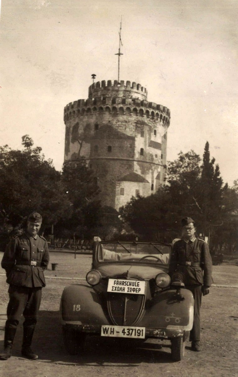 Φωτοκάρτα με όχημα σχολής οδηγών. Φωτογραφική συλλογή Βύρωνα Μήτου.