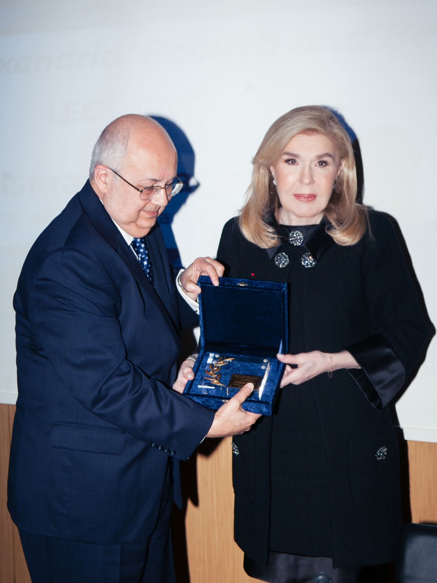 O δρ Serageldin παραλαμβάνει το βραβείο του από την κ.  Μαριάννα Βαρδινογιάννη.