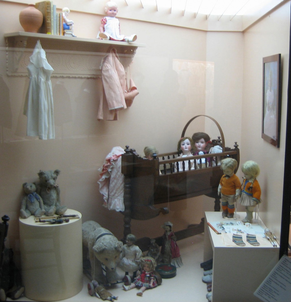 Παιχνίδια και αντικείμενα σχετικά με το παιδί. Συλλογή Πελοποννησιακού Λαογραφικού Ιδρύματος.