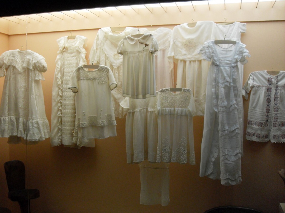 Βαφτιστικά και φορέματα επίδειξης. Συλλογή Πελοποννησιακού Λαογραφικού Ιδρύματος.