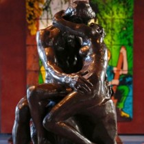 2,2 εκατ. ευρώ για μικρογραφία του «Φιλιού» του Ροντέν