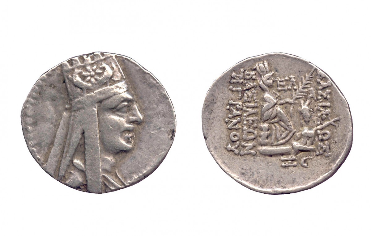 Αργυρή δραχμή (αρχαίο ελληνικό νόμισμα) του βασιλέως της Αρμενίας Τιγράνη Β’ του Μεγάλου (95-55 π.Χ.) με ελληνική επιγραφή. Από το Ταβούς. 