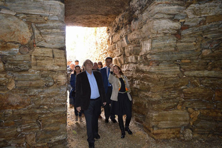 Ο Υπουργός Αριστείδης Μπαλτάς στον μυκηναϊκό θολωτό τάφο του Δήμου Αχαρνών.