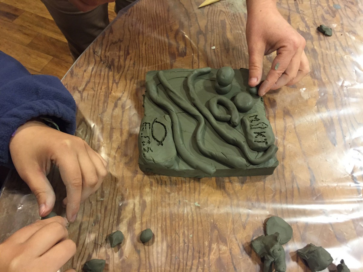 Τα εργαστήρια ενθαρρύνουν την επικοινωνία και την κοινωνικοποίηση  των παιδιών αλλά και την αισθητηριακή προσαρμογή τους σε νέα ερεθίσματα με τη χρήση διαφορετικών υλικών.