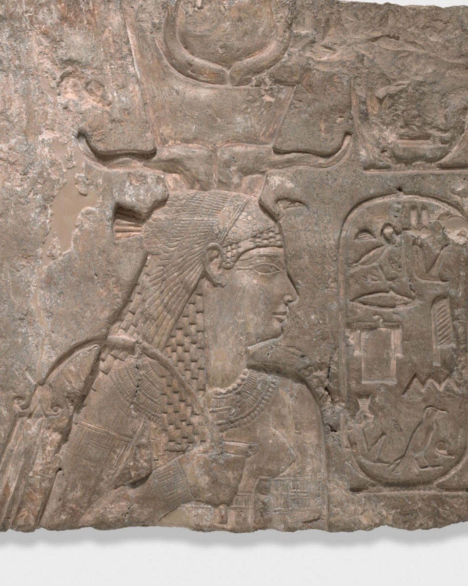 Η Αρσινόη με το περίτεχνο στέμμα της σε ανάγλυφο τοίχου του ναού της Ίσιδας στις Φίλες, νησίδα του Νείλου.