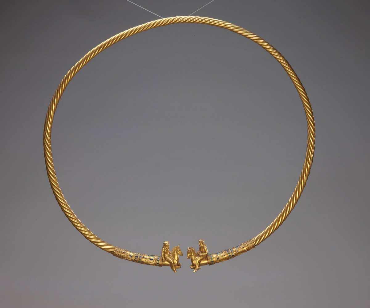 Χρυσό περιδέραιο τα άκρα του οποίου απολήγουν σε μορφές Σκυθών ιππέων. Από τον σκυθικό βασιλικό τύμβο Kul Oba στην Κριμαία. 4ος αι. π.Χ. 