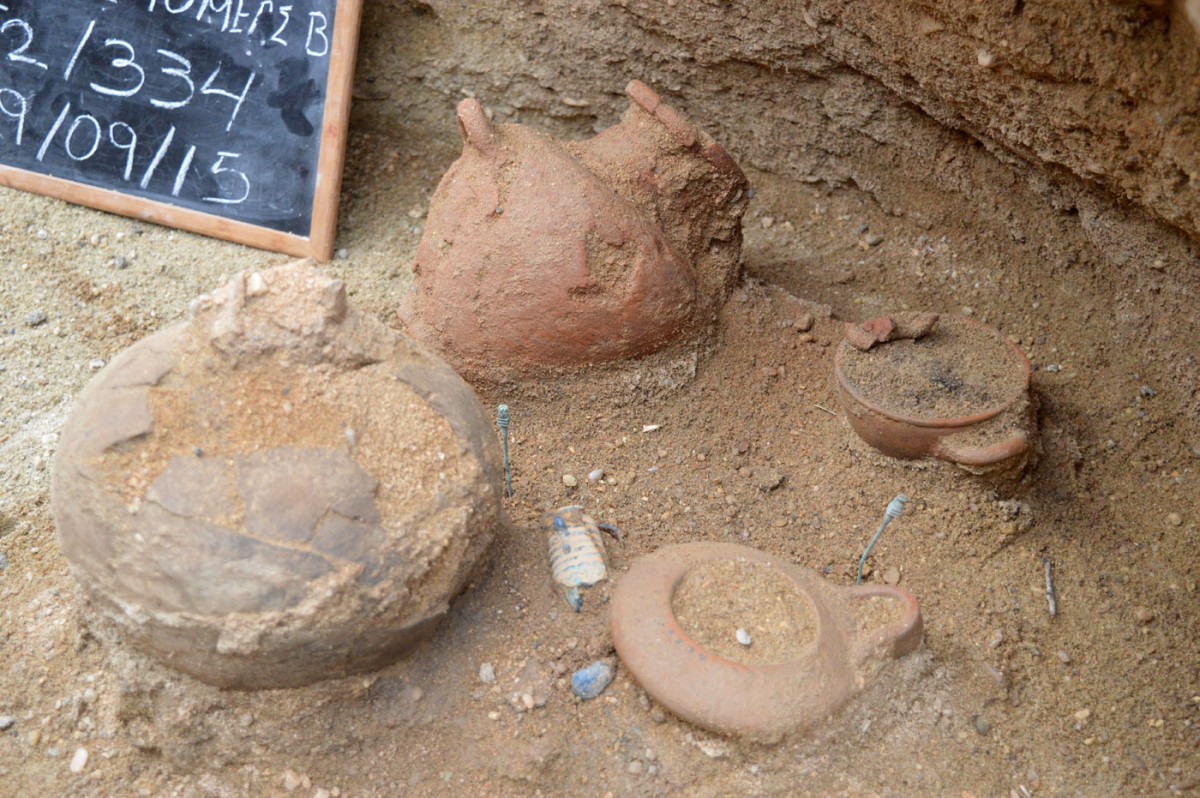 Ευρήματα από την ανασκαφή στην παραλίμνια θέση Κρεπενή της Καστοριάς (φωτ. ΑΠΕ-ΜΠΕ).