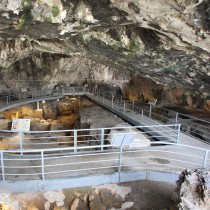 Τριάντα τρία χρόνια από την πρώτη αυτοψία στο σπήλαιο της Θεόπετρας