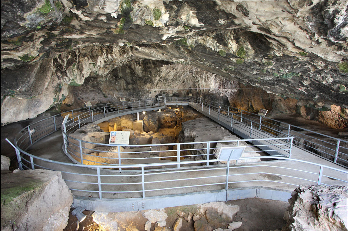 Tο εσωτερικό του σπηλαίου Θεόπετρας με το διάδρομο επισκεπτών μετά την ανάδειξή του.