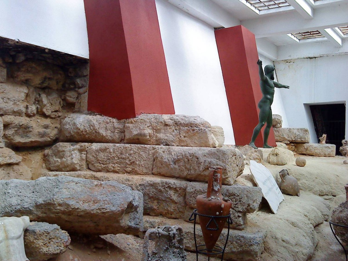 Τμήμα του αρχαίου τείχους εντός του Ναυτικού Μουσείου (φωτ. ΑΠΕ-ΜΠΕ).