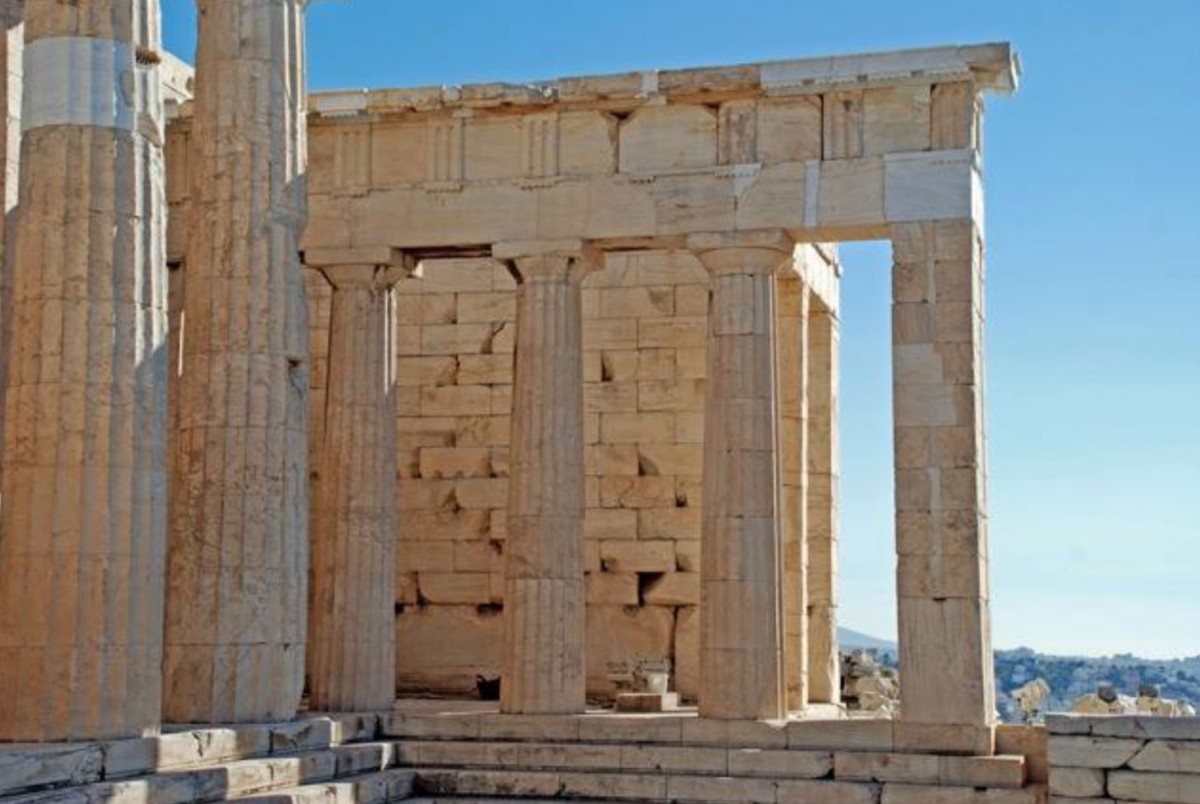 Η μορφή της νότιας πτέρυγας των Προπυλαίων είναι  αποτέλεσμα περικοπών στο αρχικό σχέδιο του οικοδομήματος, σύμφωνα με τον Τάσο Τανούλα.