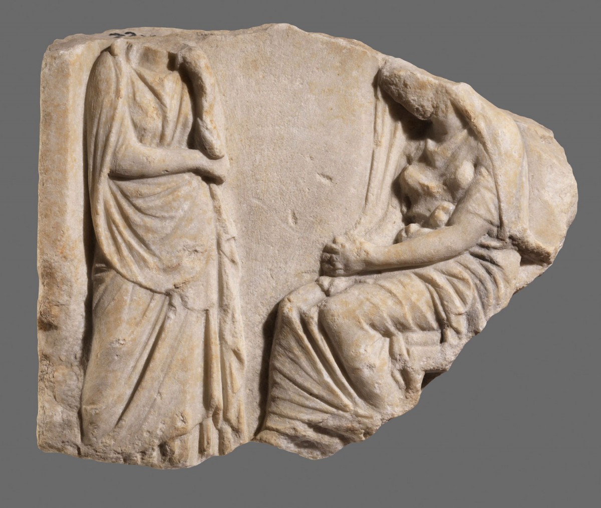 Ταφική στήλη του 4ου αι. π.Χ. (φωτ.: Αρχαιολογικό Μουσείο Θεσσαλονίκης).