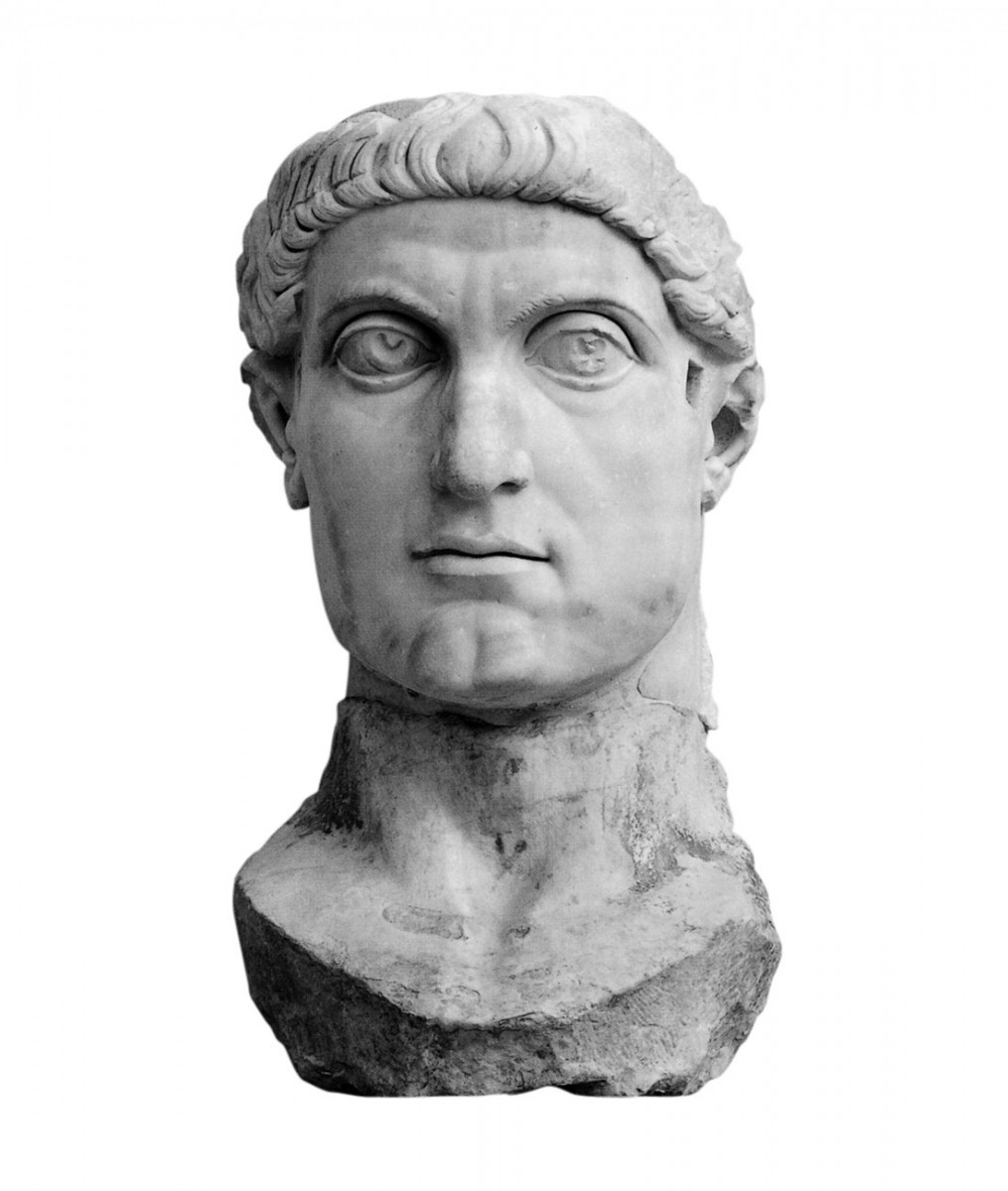 Κολοσσιαία κεφαλή του Κωνσταντίνου. Ρώμη, Μουσεία Καπιτωλίου. Το άγαλμα από το οποίο προέρχεται κατασκευάστηκε πιθανόν μετά τη νίκη του έναντι του Μαξεντίου στη Μουλβία γέφυρα (312 μ.Χ.). 