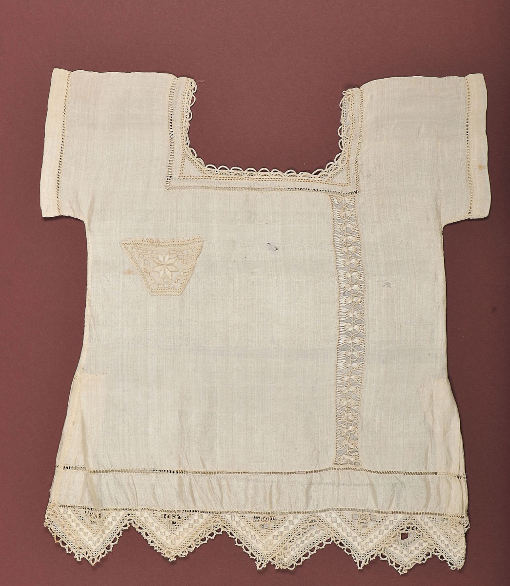 Βαφτιστικό μεταξωτό φορεματάκι με λευκαρίτικο κέντημα. Συλλογή Λεβέντειου Δημοτικού Μουσείου Λευκωσίας. Δωρεά: Γ. Μαυραντώνη.