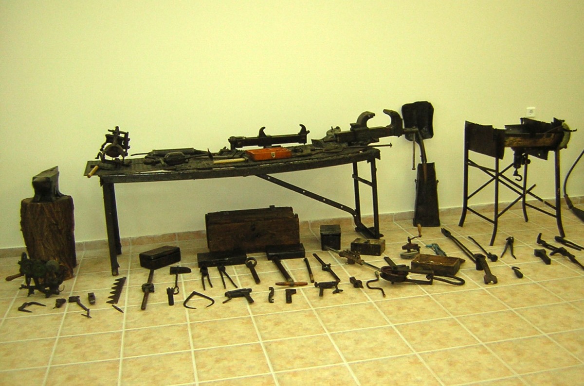 Πάγκος σιδηρουργού με όλα τα εργαλεία του (φωτ. Αγροτικό-Λαογραφικό Μουσείο Ιτέας).
