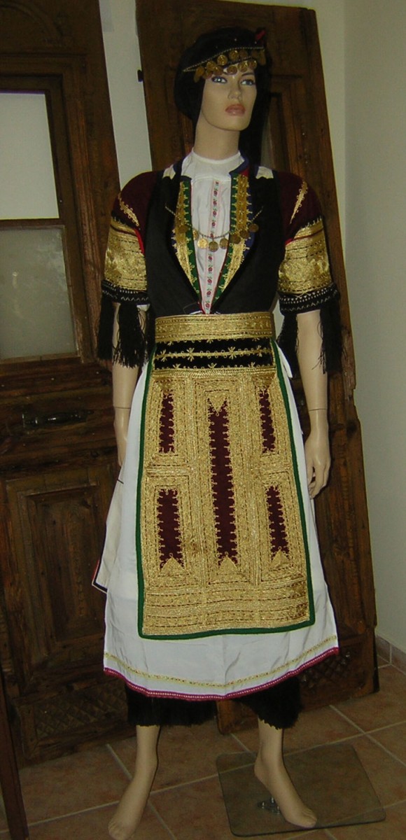 Παραδοσιακή στολή Καραγκούνας (φωτ. Αγροτικό-Λαογραφικό Μουσείο Ιτέας).