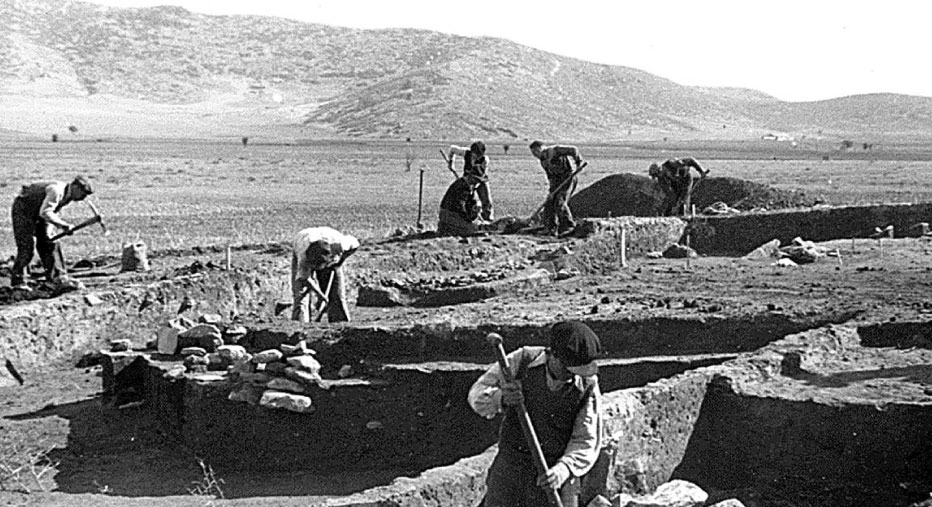 H ανασκαφή στη Μαγούλα Βισβίκη αποκάλυψε πλήθος κινητών ευρημάτων και αποσπασματικά αρχιτεκτονικά κατάλοιπα, τα οποία καλύπτουν  ολόκληρη τη Νεολιθική περίοδο έως τις αρχές της Πρώιμης Χαλκοκρατίας. 