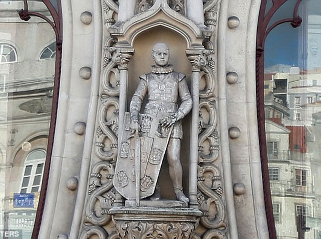 Η selfie οδήγησε στη συντριβή αγάλματος 126 ετών