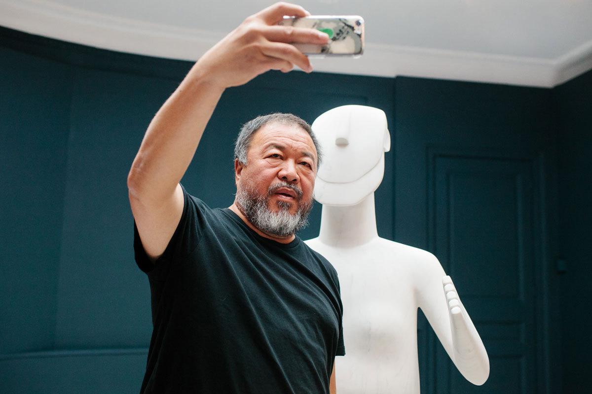 O Ai Weiwei στο Μουσείο Κυκλαδικής Τέχνης. Φωτ.: Paris Tavitian. ©Μουσείο Κυκλαδικής Τέχνης.