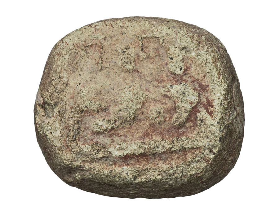 Εικ. 4. Σύμβολο oρθογωνίου σχήματος. 17x9 χιλιοστά. Δύο ανθρώπινες μορφές σε ανάκλιντρο. (Νομισματικό Μουσείο 256/2005). Επιγραφικό και Νομισματικό Μουσείο, Αθήνα. © To copyright επί του απεικονιζόμενου αρχαίου ανήκει στο Υπουργείο Πολιτισμού και Αθλητισμού.