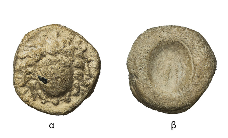 Εικ. 6. Σύμβολο κυκλικού σχήματος. 16 χιλιοστά. Όψη α: Κεφαλή Μέδουσας κατ’ ενώπιον. Όψη β: Αποτύπωμα ωοειδούς σφραγίδας με παράσταση θεάς Τύχης (?) προς αριστερά. (Νομισματικό Μουσείο 264/2005). Επιγραφικό και Νομισματικό Μουσείο, Αθήνα. © To copyright επί του απεικονιζόμενου αρχαίου ανήκει στο Υπουργείο Πολιτισμού και Αθλητισμού.