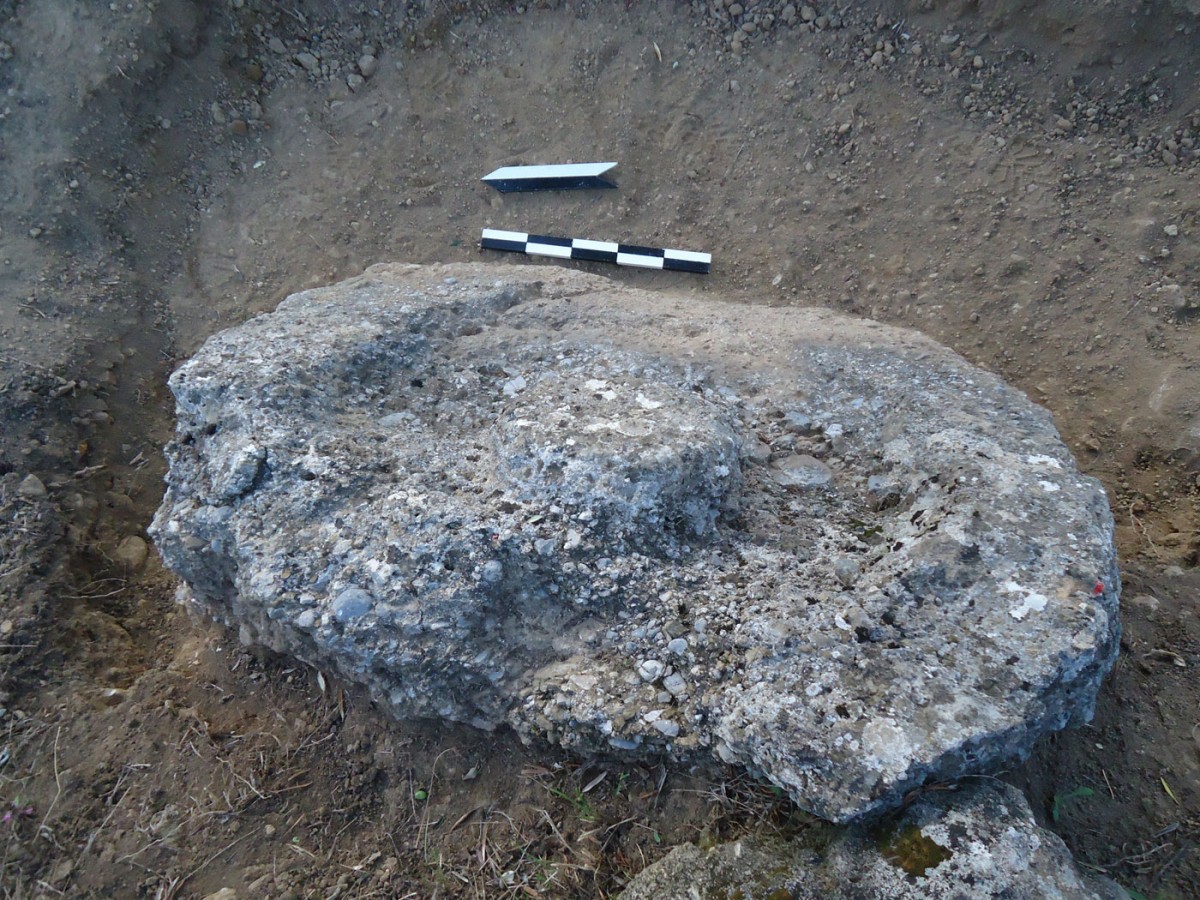 Εικ. 4. «Ελληνικά» Θουρίας. Ιδιοκτησία Ν. Κρίκκα. Άποψη από δυτικά της λαξευμένης στον φυσικό βράχο λεκάνης ελαιοτριβείου.
